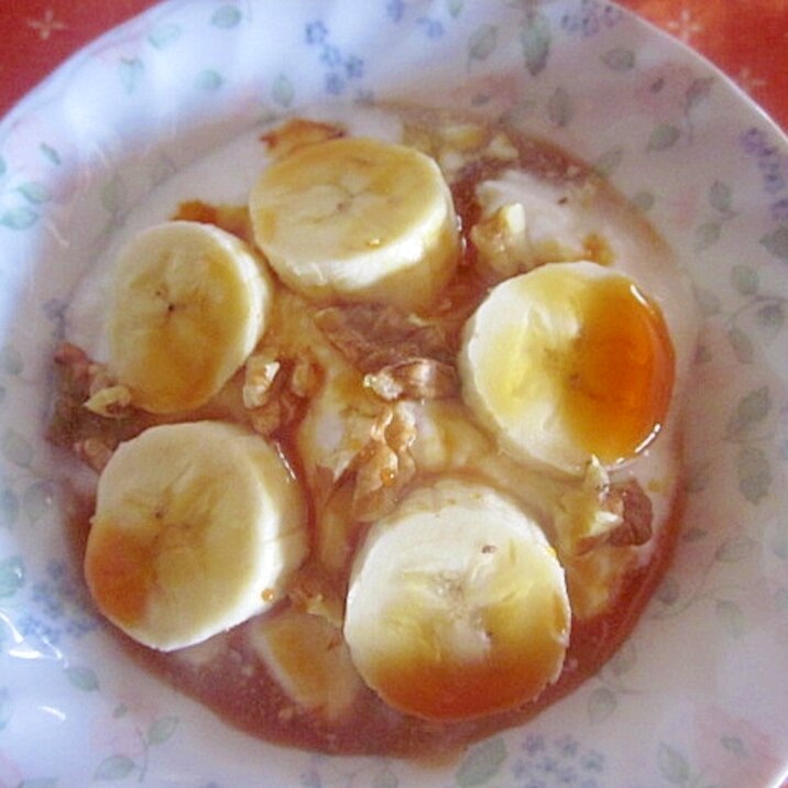 バナナ、胡桃のキャラメルソースかけヨーグルト
